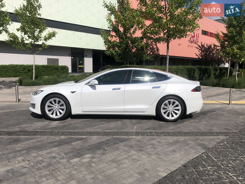 Лифтбек Tesla Model S 2018 в Киеве