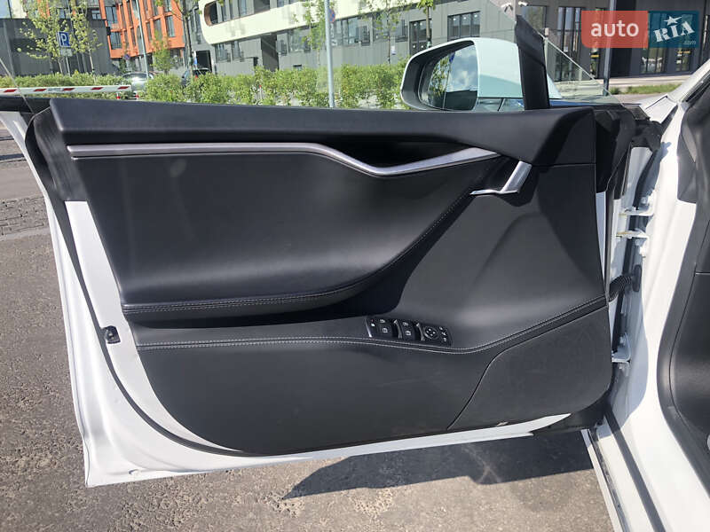 Лифтбек Tesla Model S 2018 в Киеве