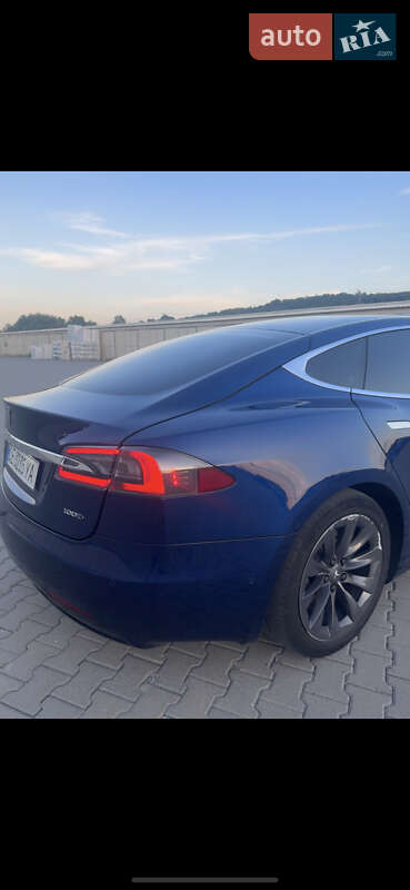 Лифтбек Tesla Model S 2018 в Черновцах