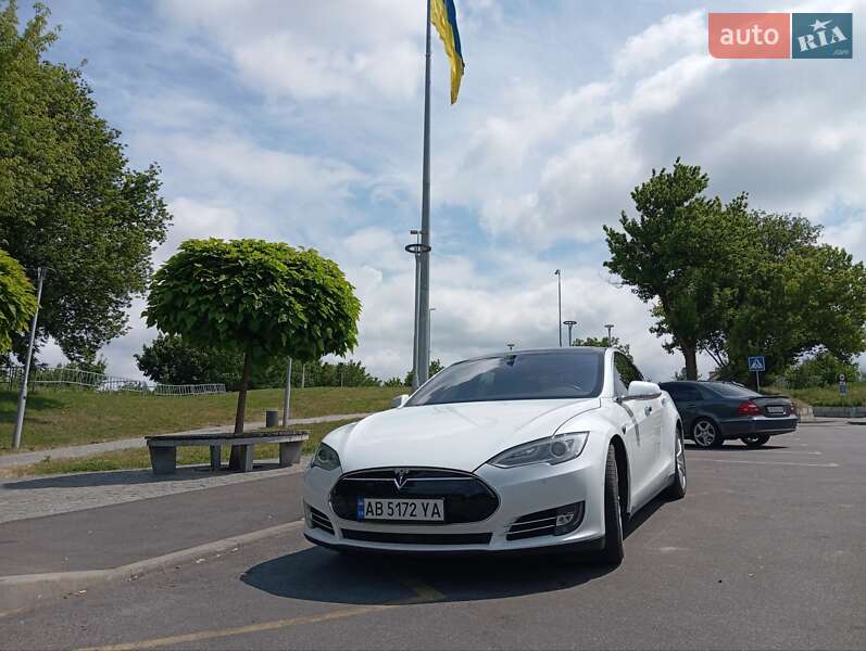 Лифтбек Tesla Model S 2015 в Виннице