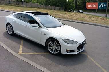 Лифтбек Tesla Model S 2015 в 