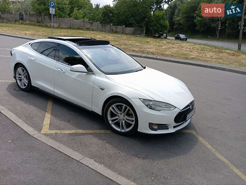 Лифтбек Tesla Model S 2015 в Виннице