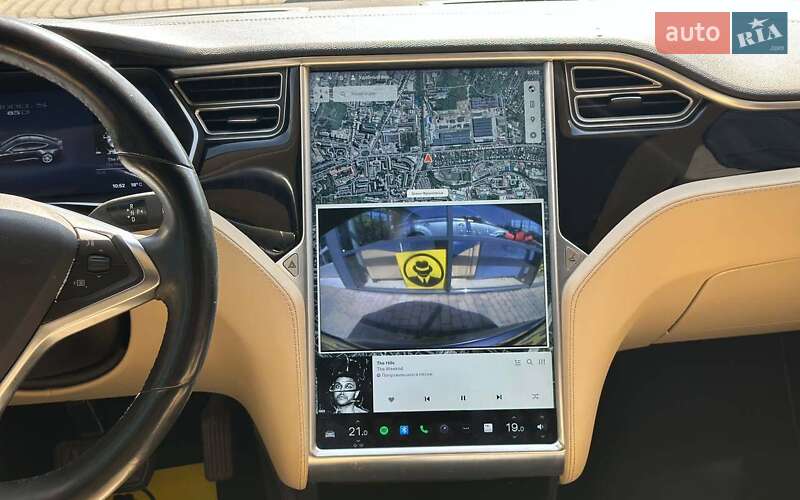 Лифтбек Tesla Model S 2015 в Ивано-Франковске