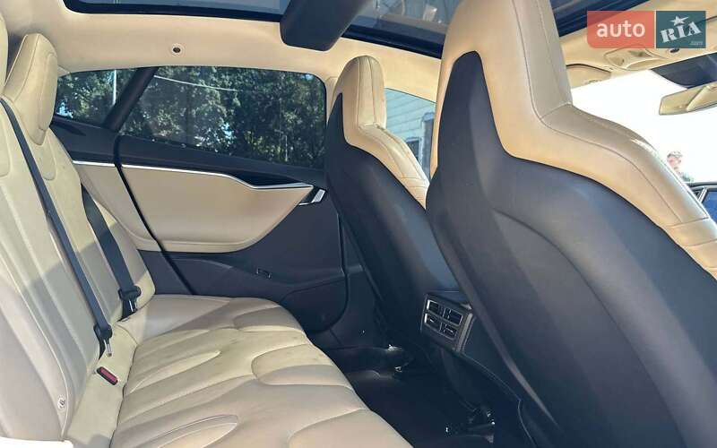 Лифтбек Tesla Model S 2015 в Ивано-Франковске