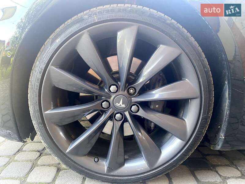 Лифтбек Tesla Model S 2016 в Львове