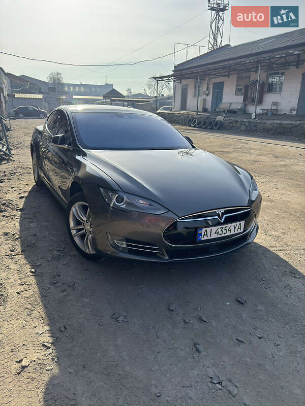 Tesla Model S 2015