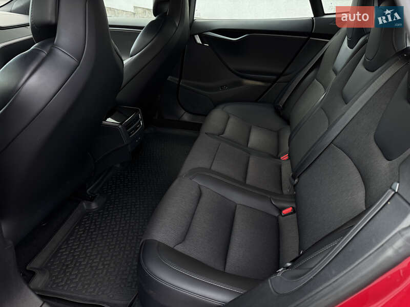 Лифтбек Tesla Model S 2018 в Виннице