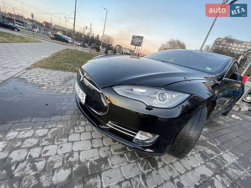 Лифтбек Tesla Model S 2014 в Львове