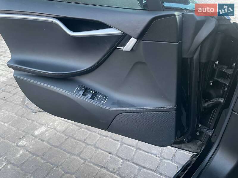 Лифтбек Tesla Model S 2014 в Львове