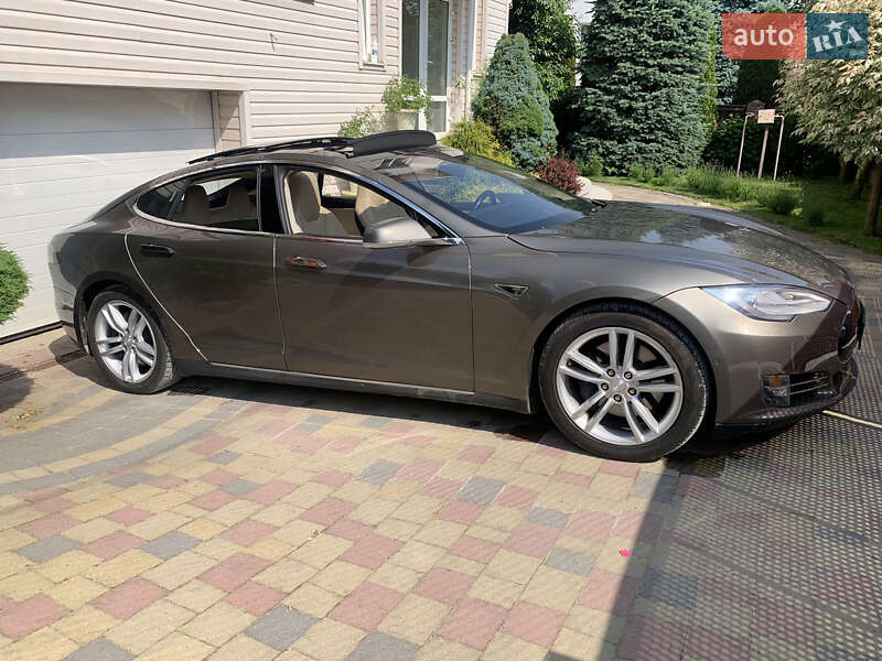 Лифтбек Tesla Model S 2015 в Ивано-Франковске