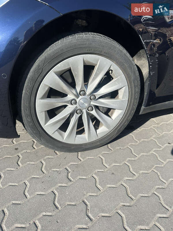 Лифтбек Tesla Model S 2015 в Львове
