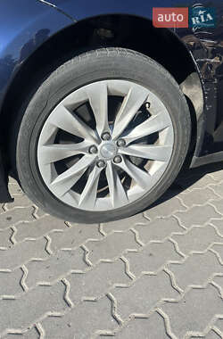 Лифтбек Tesla Model S 2015 в 