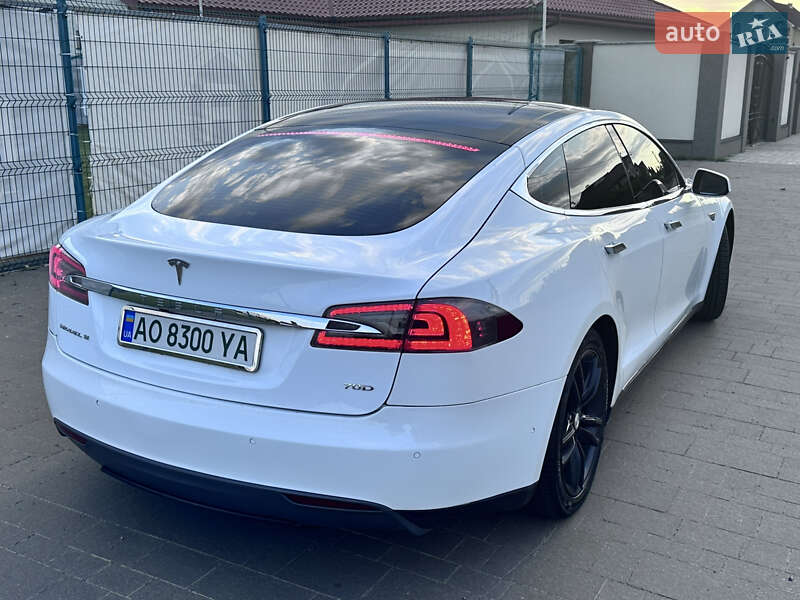Лифтбек Tesla Model S 2016 в Ужгороде