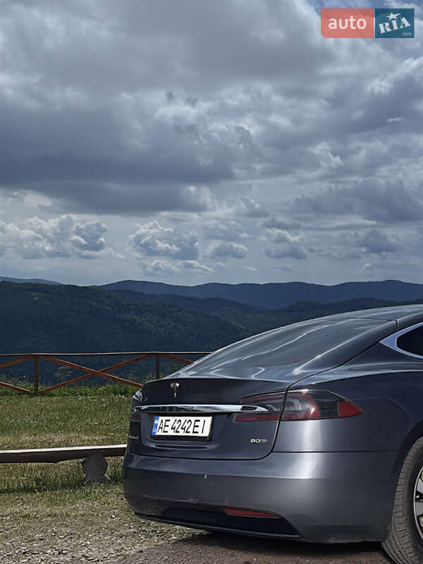 Лифтбек Tesla Model S 2016 в Львове