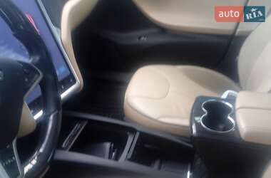 Лифтбек Tesla Model S 2014 в 