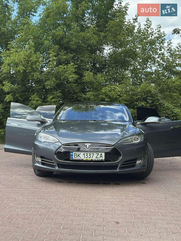 Лифтбек Tesla Model S 2013 в 