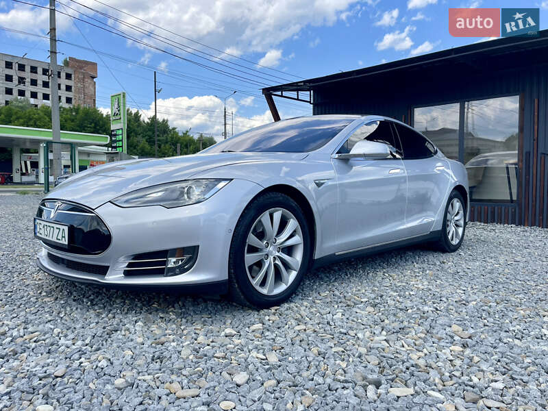 Лифтбек Tesla Model S 2015 в 
