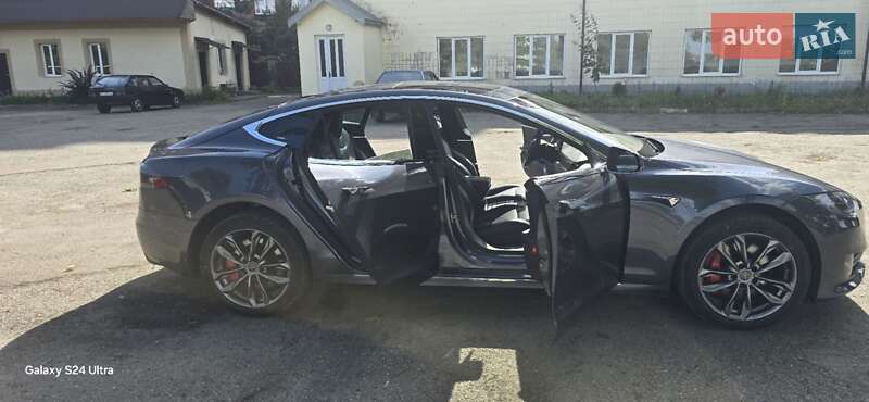 Ліфтбек Tesla Model S 2017 в Івано-Франківську