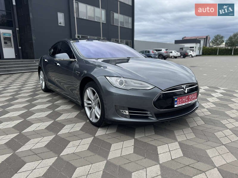 Лифтбек Tesla Model S 2014 в 