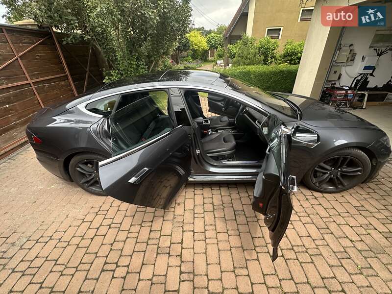 Лифтбек Tesla Model S 2015 в Старых Петровцах