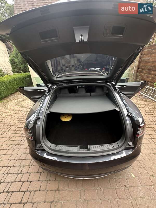 Лифтбек Tesla Model S 2015 в Старых Петровцах