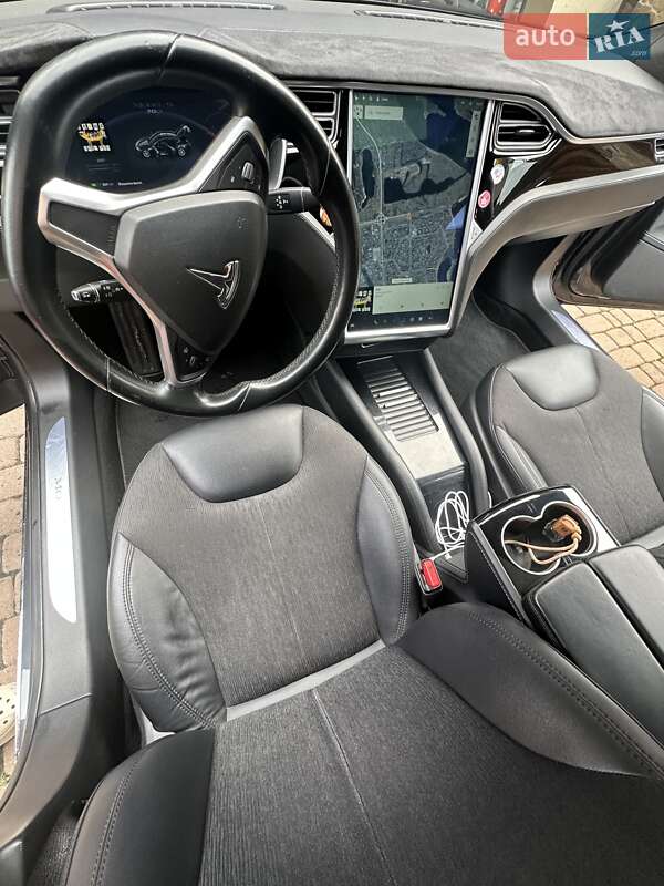 Лифтбек Tesla Model S 2015 в Старых Петровцах