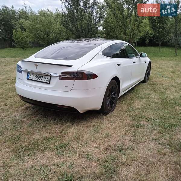 Лифтбек Tesla Model S 2017 в Ивано-Франковске