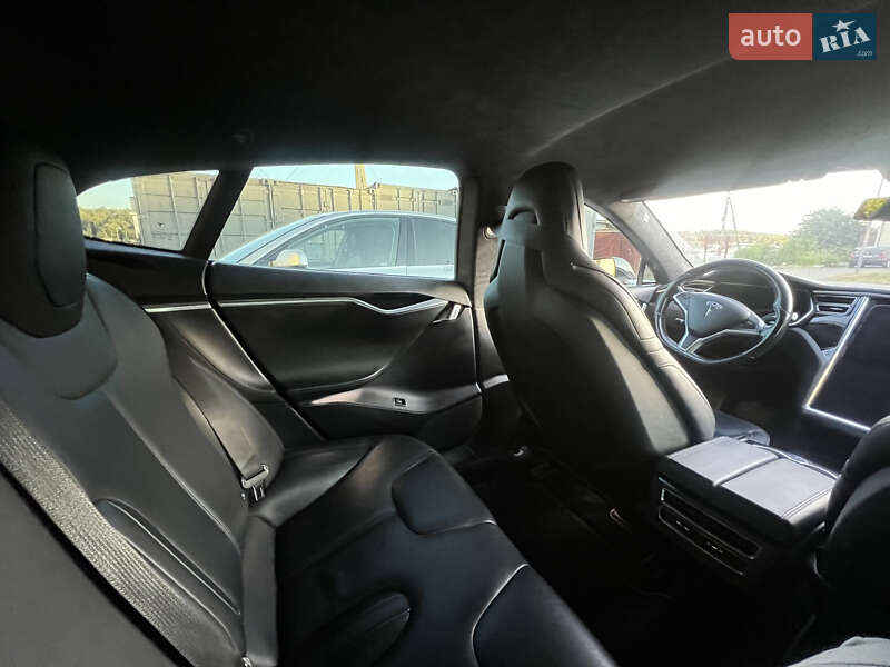 Лифтбек Tesla Model S 2016 в Львове