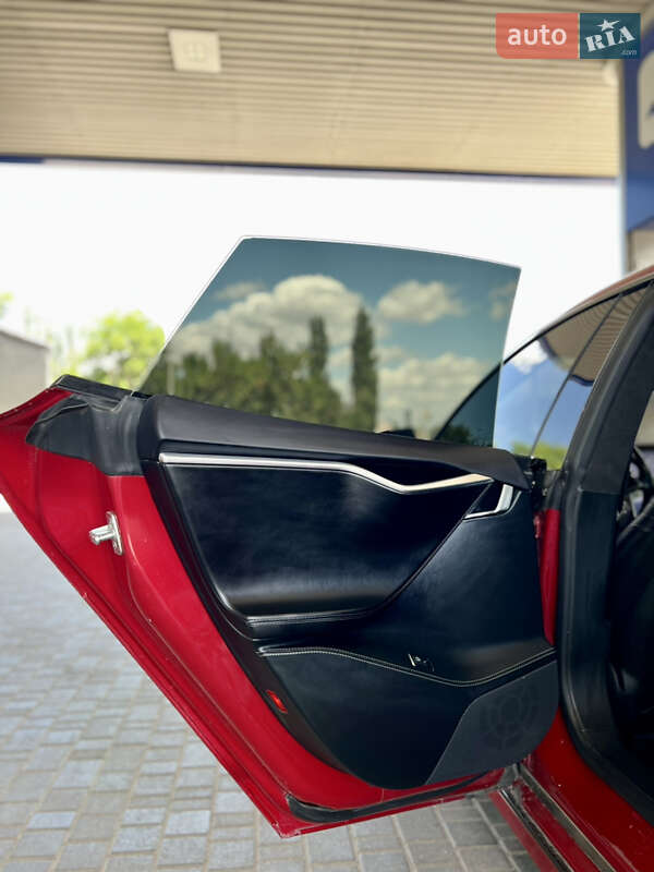 Лифтбек Tesla Model S 2016 в Николаеве