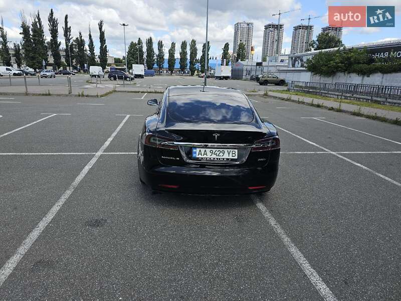 Лифтбек Tesla Model S 2018 в Киеве
