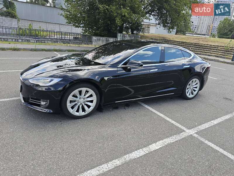 Лифтбек Tesla Model S 2018 в Киеве