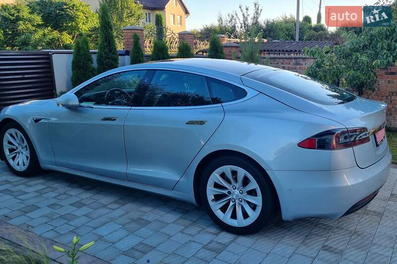 Лифтбек Tesla Model S 2016 в Луцке