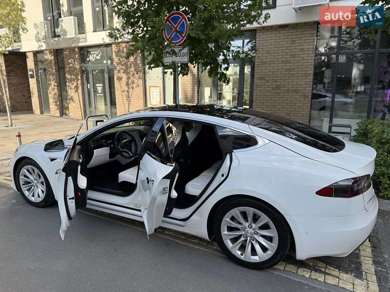 Лифтбек Tesla Model S 2017 в Киеве
