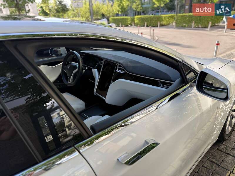 Лифтбек Tesla Model S 2017 в Киеве