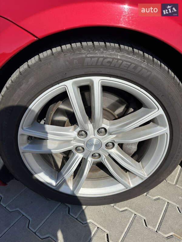 Лифтбек Tesla Model S 2016 в Львове