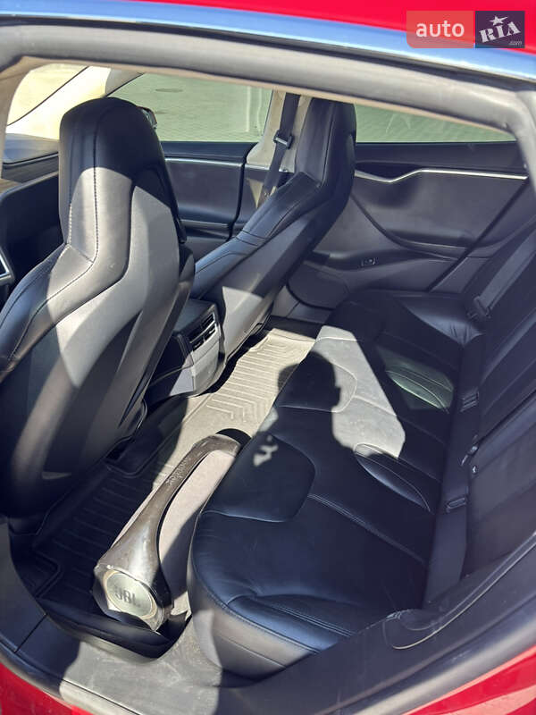 Лифтбек Tesla Model S 2016 в Львове