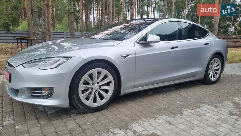Лифтбек Tesla Model S 2016 в Луцке
