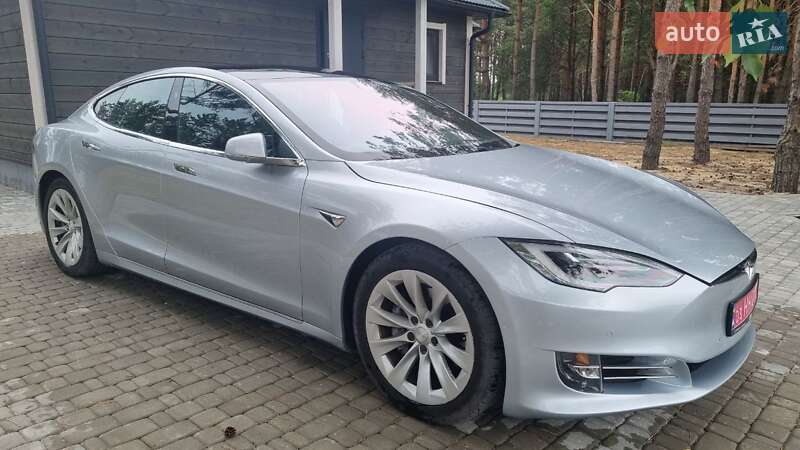 Лифтбек Tesla Model S 2016 в Луцке