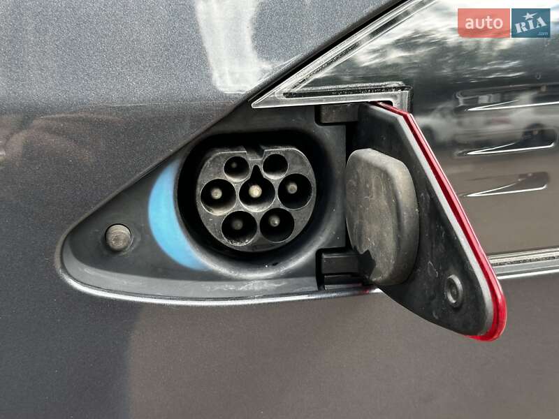 Лифтбек Tesla Model S 2016 в Киеве