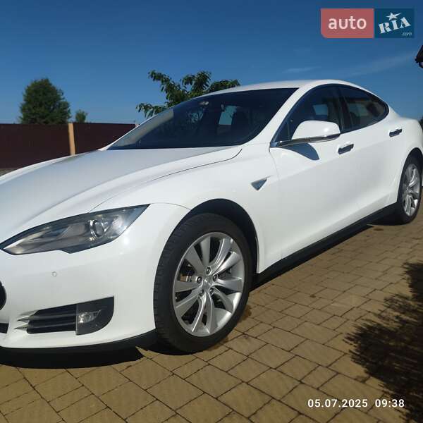 Лифтбек Tesla Model S 2014 в 