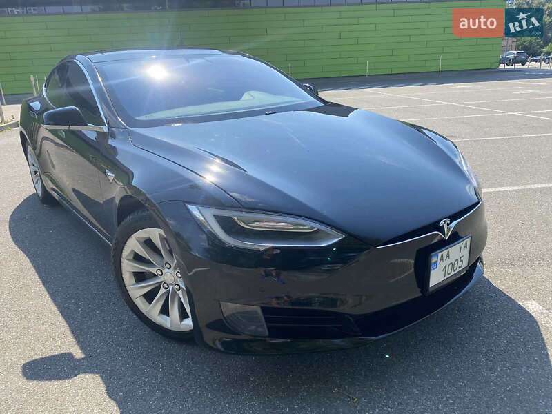Лифтбек Tesla Model S 2016 в Киеве