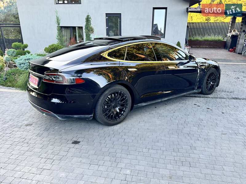 Лифтбек Tesla Model S 2015 в Луцке
