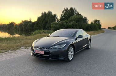 Лифтбек Tesla Model S 2015 в 