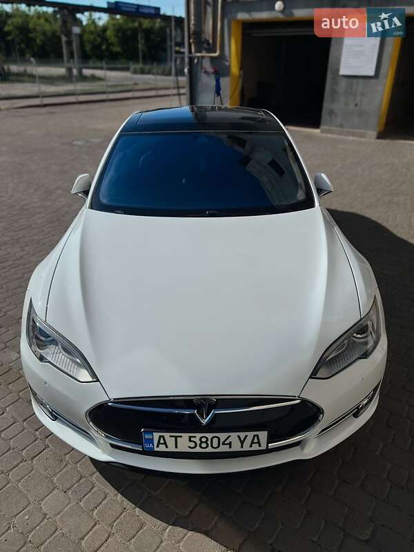 Tesla Model S 2015