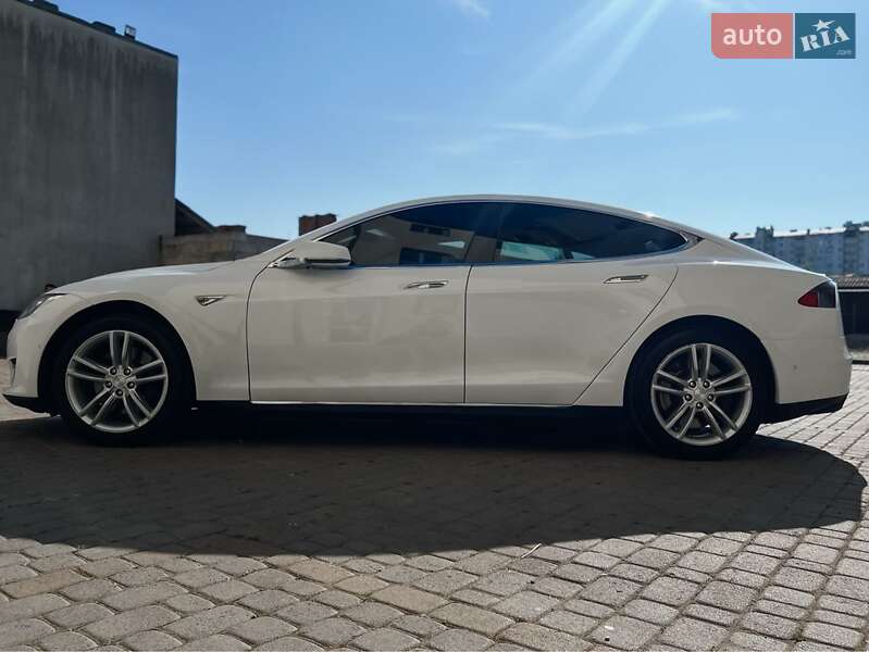 Ліфтбек Tesla Model S 2015 в Івано-Франківську