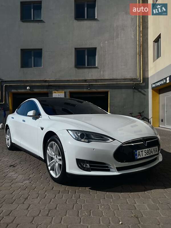 Ліфтбек Tesla Model S 2015 в Івано-Франківську
