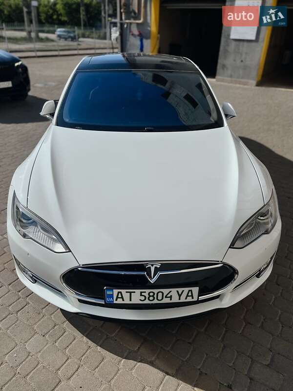 Ліфтбек Tesla Model S 2015 в Івано-Франківську