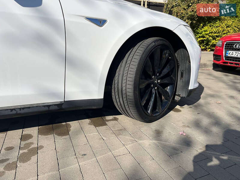 Лифтбек Tesla Model S 2015 в Киеве
