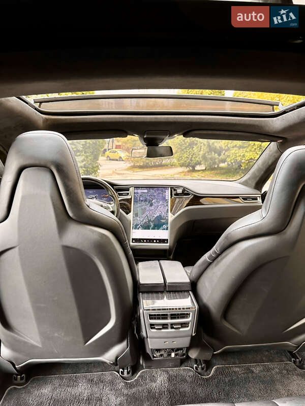 Ліфтбек Tesla Model S 2016 в Львові