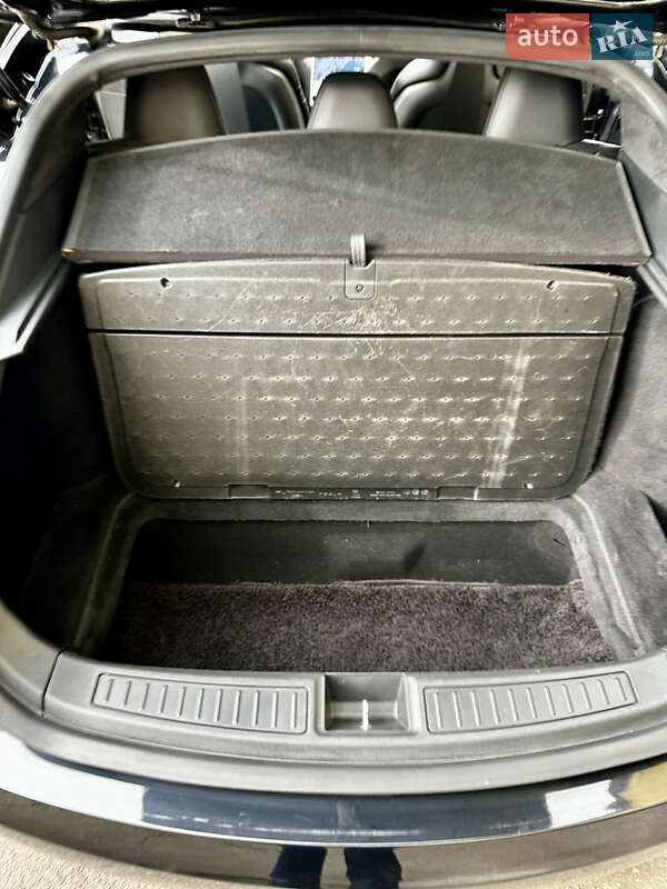 Ліфтбек Tesla Model S 2016 в Львові